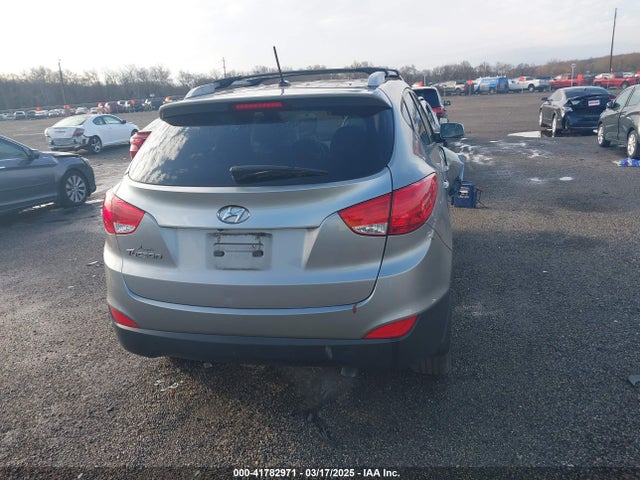 KM8JU3AGXEU917125 Hyundai TUCSON SE