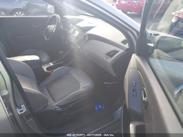 KM8JU3AGXEU917125 Hyundai TUCSON SE