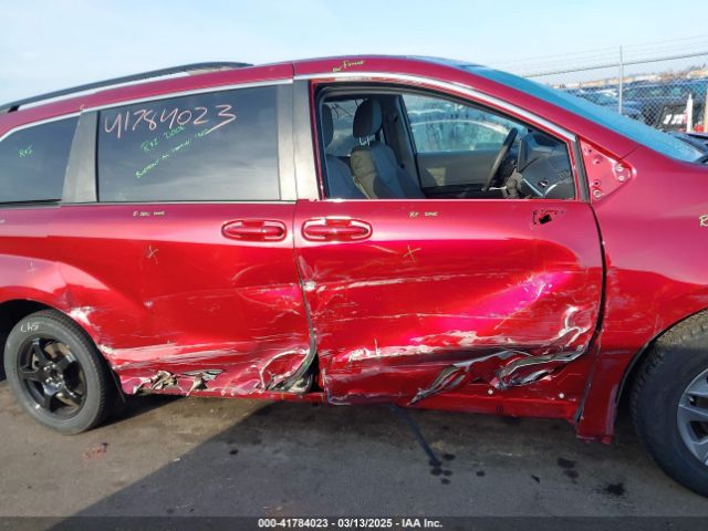 5TDKRKEC0NS093524 Toyota SIENNA LE