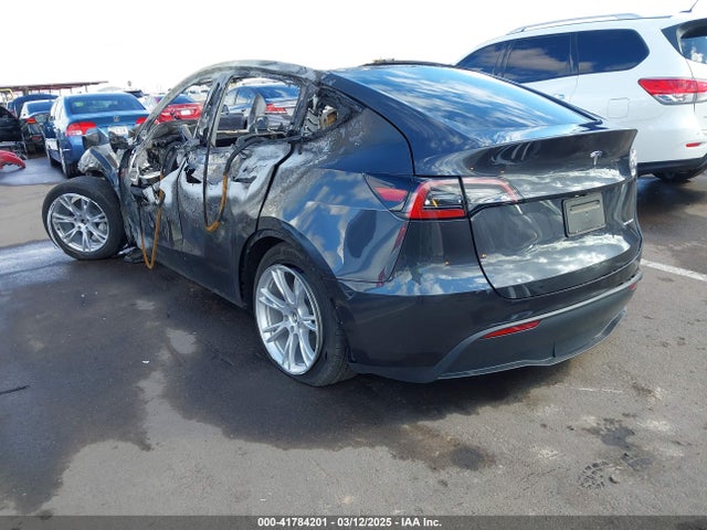 2024 TESLA MODEL Y 7SAYGDEEXRF993258 Photo 2