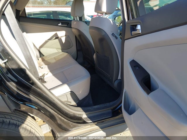 KM8J23A44KU863912 Hyundai TUCSON SE