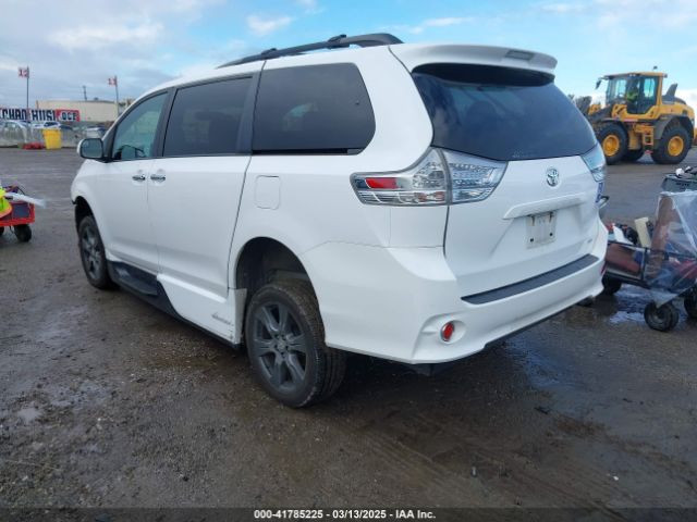 5TDXZ3DCXHS770659 Toyota Sienna Se 8 Passenger