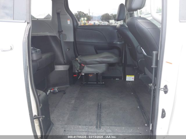 5TDXZ3DCXHS770659 Toyota Sienna Se 8 Passenger
