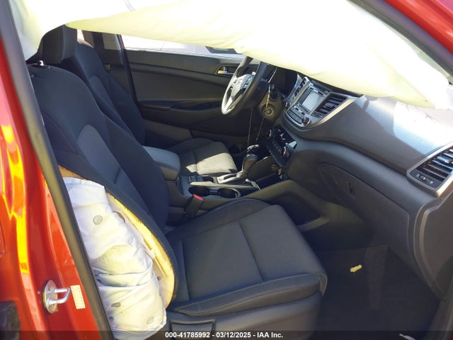 KM8J33A48HU396127 Hyundai TUCSON SE