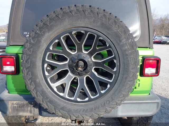 1C4HJXDN6JW293075 Jeep Wrangler Unlimited Sport 4x4