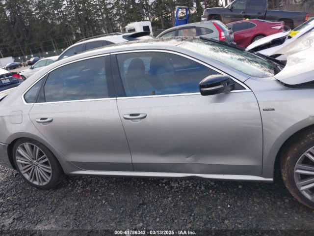 1VWBT7A31EC100743 Volkswagen Passat 1.8t Sport