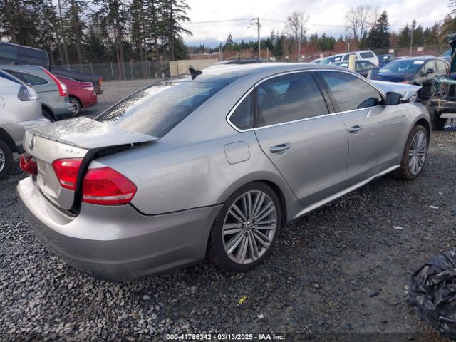 1VWBT7A31EC100743 Volkswagen Passat 1.8t Sport