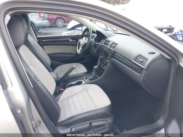 1VWBT7A31EC100743 Volkswagen Passat 1.8t Sport