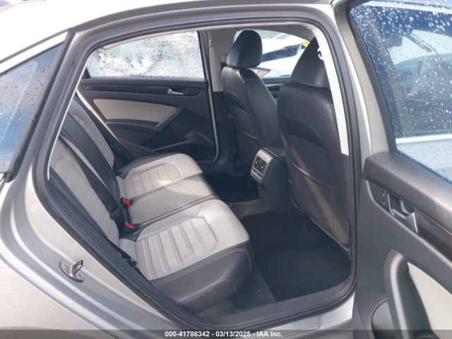 1VWBT7A31EC100743 Volkswagen Passat 1.8t Sport