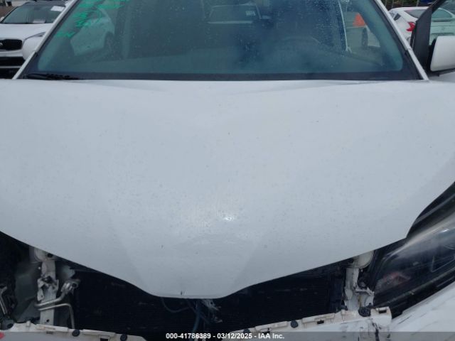 5TDXZ3DC5JS943512 Toyota Sienna Se 8 Passenger
