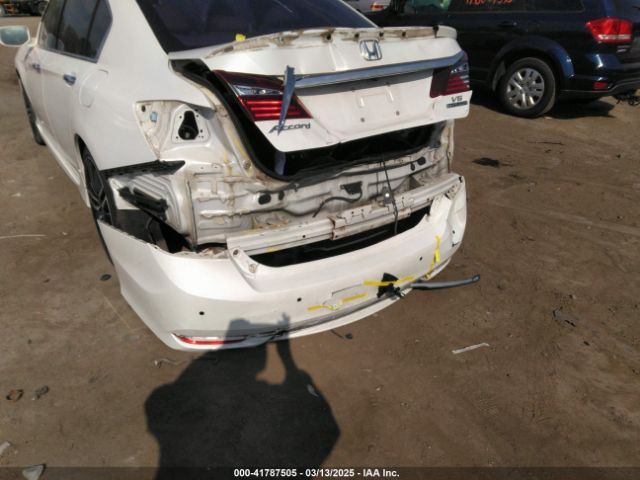 1HGCR3F98GA015118 Honda Accord Touring