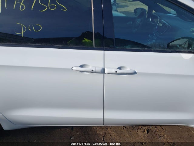 Chrysler Pacifica Hybrid Premium S Appearance Pkg 2024 2C4RC1S7XRR147640 Image 13