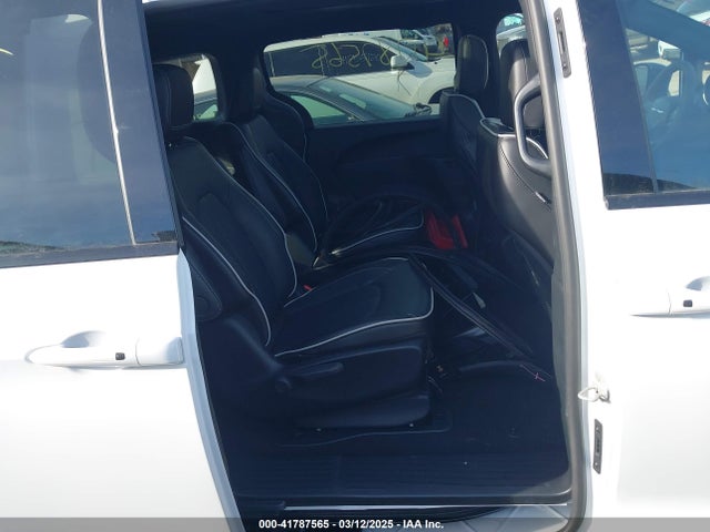 Chrysler Pacifica Hybrid Premium S Appearance Pkg 2024 2C4RC1S7XRR147640 Image 8