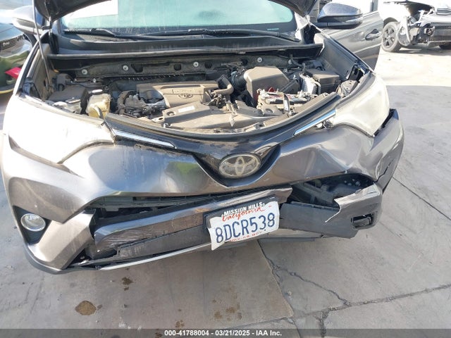 JTMWFREV6JJ175575 Toyota Rav4 Xle