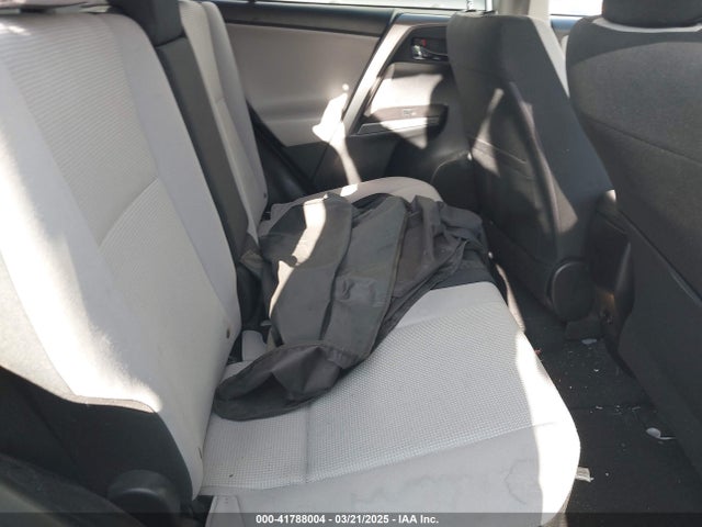 JTMWFREV6JJ175575 Toyota Rav4 Xle