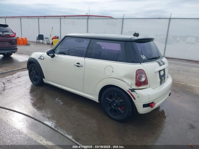 2011 MINI COOPER WMWSU3C52BT092653 Photo 2