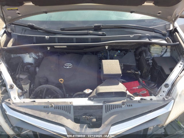 5TDYZ3DC3JS919973 Toyota Sienna Xle 8 Passenger