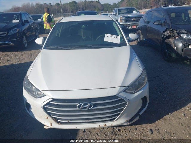 5NPD84LF3JH322556 Hyundai ELANTRA SEL