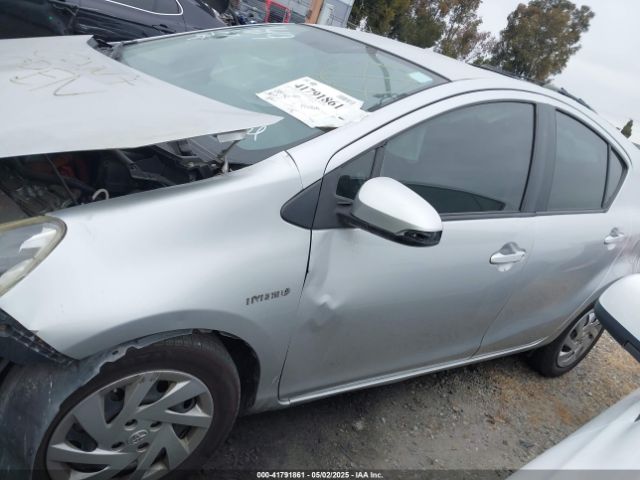JTDKDTB3XG1122990 Toyota Prius C One