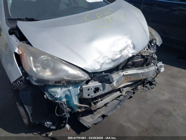 JTDKDTB3XG1122990 Toyota Prius C One