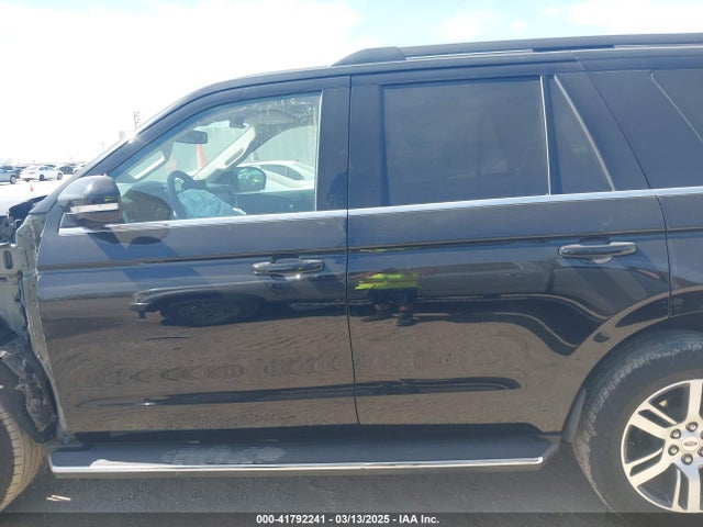 1FMJU1HT1NEA48965 Ford Expedition Xlt