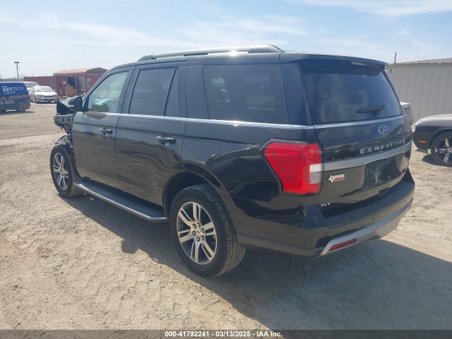 1FMJU1HT1NEA48965 Ford Expedition Xlt
