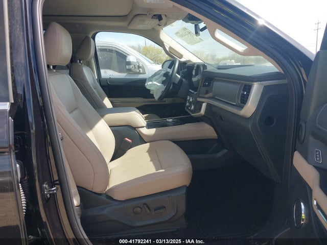 1FMJU1HT1NEA48965 Ford Expedition Xlt