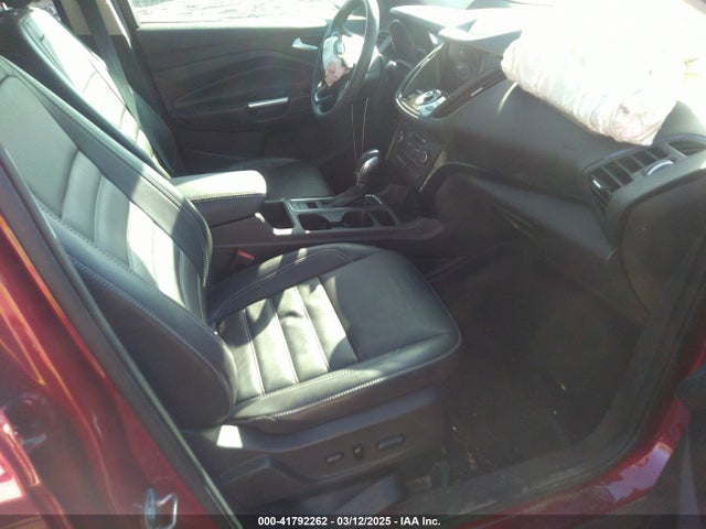 1FMCU0J94KUC22191 Ford Escape Titanium