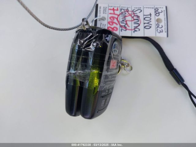 5TDJSKFC5PS106883 Toyota SIENNA XLE