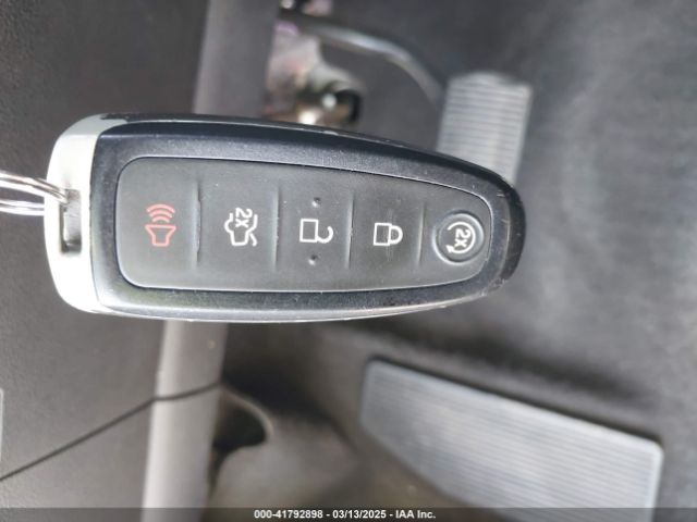 1FMCU0J99KUB62389 Ford Escape Titanium