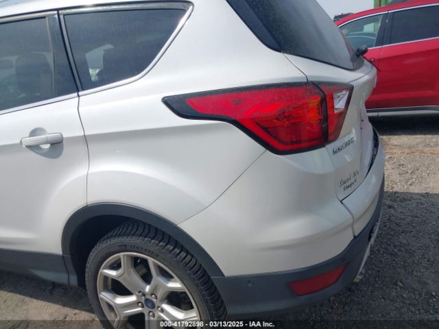 1FMCU0J99KUB62389 Ford Escape Titanium