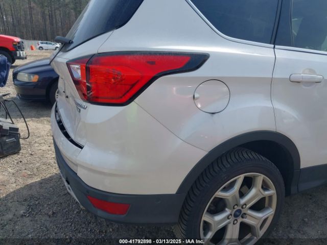 1FMCU0J99KUB62389 Ford Escape Titanium