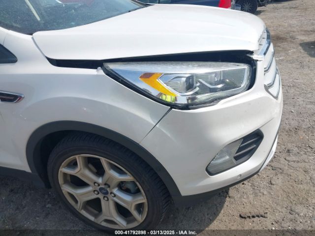 1FMCU0J99KUB62389 Ford Escape Titanium