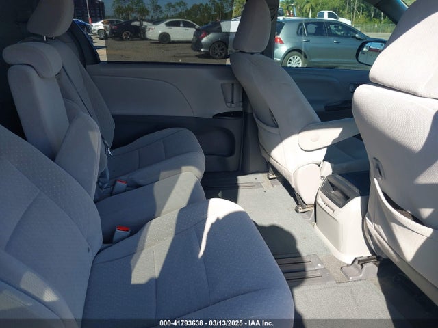 5TDKZ3DC7HS781788 Toyota Sienna Le 8 Passenger