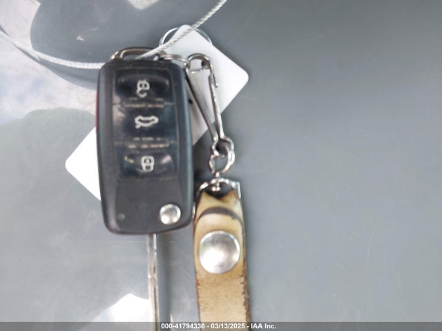 3VWF17AT8GM610211 Volkswagen Beetle 1.8t Wolfsburg Edition