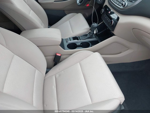 KM8J33A43HU450675 Hyundai TUCSON SE