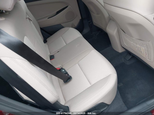 KM8J33A43HU450675 Hyundai TUCSON SE