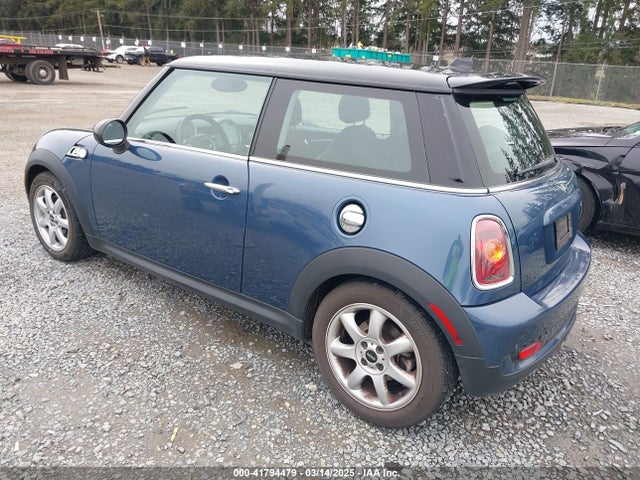 2010 MINI COOPER S WMWMF7C52ATZ73944 Photo 2