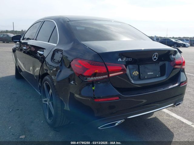 2022 MERCEDES-BENZ A 220 W1K3G4FB1NJ361754 Photo 2