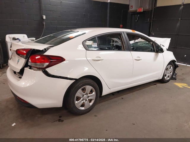 KIA FORTE LX 2017 3KPFK4A74HE019922 Image 4