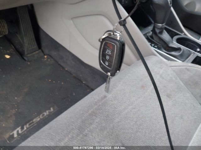 KM8J2CA49JU662845 Hyundai TUCSON SE