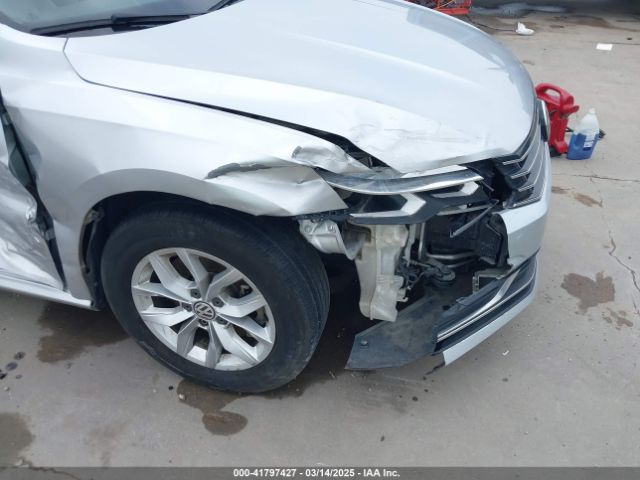 1VWAA7A37JC015921 Volkswagen Passat 2.0t R-line/2.0t S