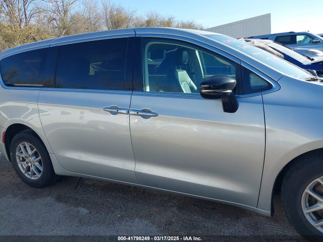 Chrysler Pacifica Touring L 2024 2C4RC1BGXRR159349 Image 13
