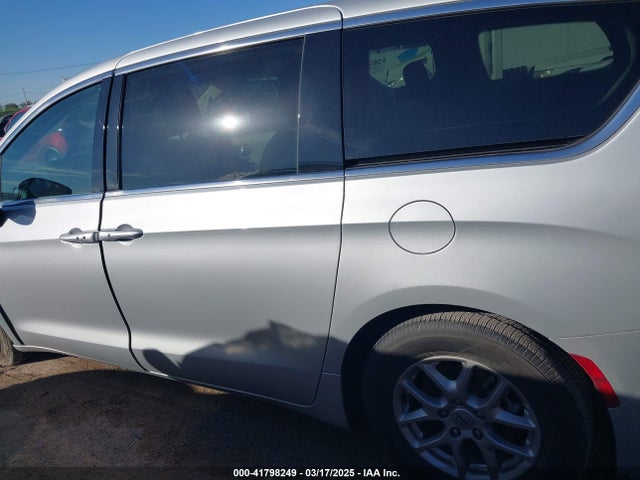 Chrysler Pacifica Touring L 2024 2C4RC1BGXRR159349 Image 14