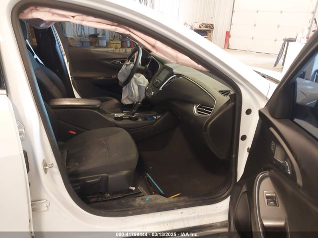 1G1ZE5ST1HF104821 Chevrolet MALIBU 1LT