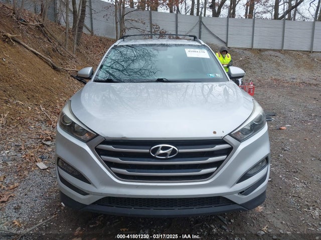 KM8J3CA45HU272171 Hyundai TUCSON SE