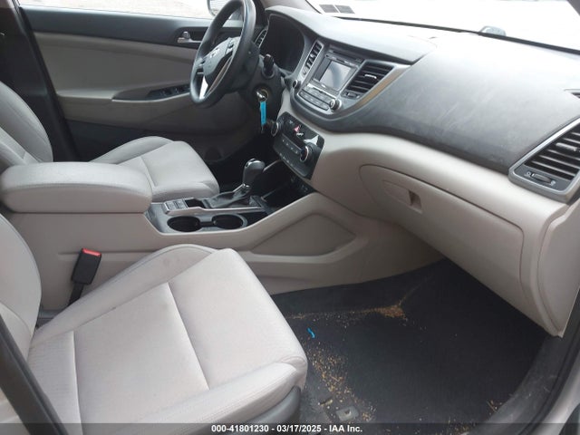 KM8J3CA45HU272171 Hyundai TUCSON SE
