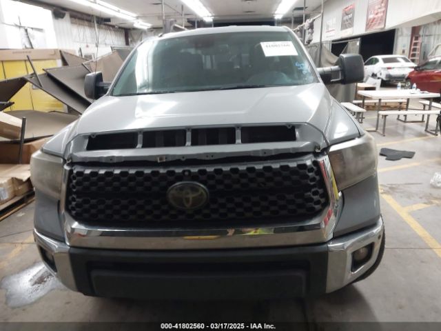 5TFTY5F11JX010242 Toyota Tundra Sr5 5.7l V8