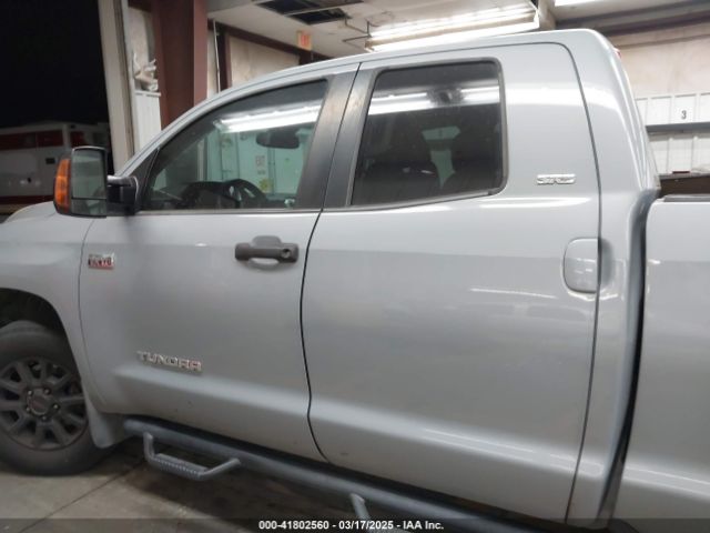 5TFTY5F11JX010242 Toyota Tundra Sr5 5.7l V8