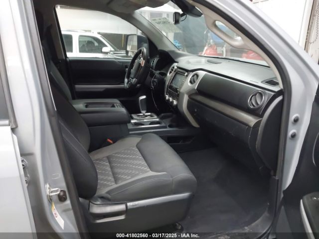 5TFTY5F11JX010242 Toyota Tundra Sr5 5.7l V8